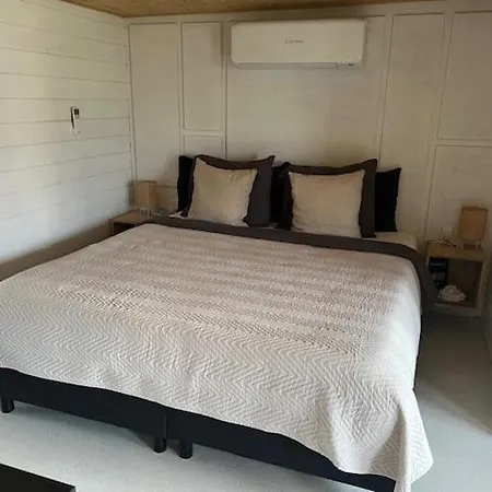 R&m Boutique Bed & Breakfast Lijnden